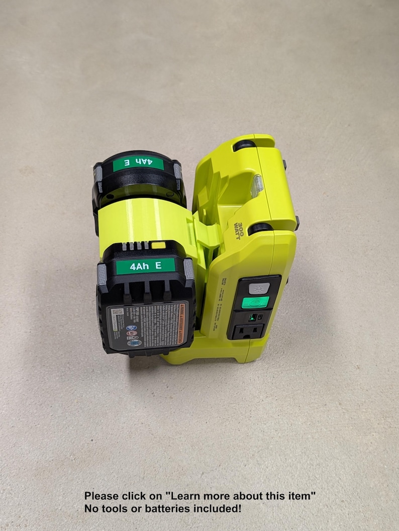 K&ouml;nnte beinhalten: Ein gelber und schwarzer Stromwandler mit zwei angeschlossenen 4Ah E-Batterien. Der Wechselrichter hat eine Leistung von 300 Watt und einen gr&uuml;nen Einschaltknopf.