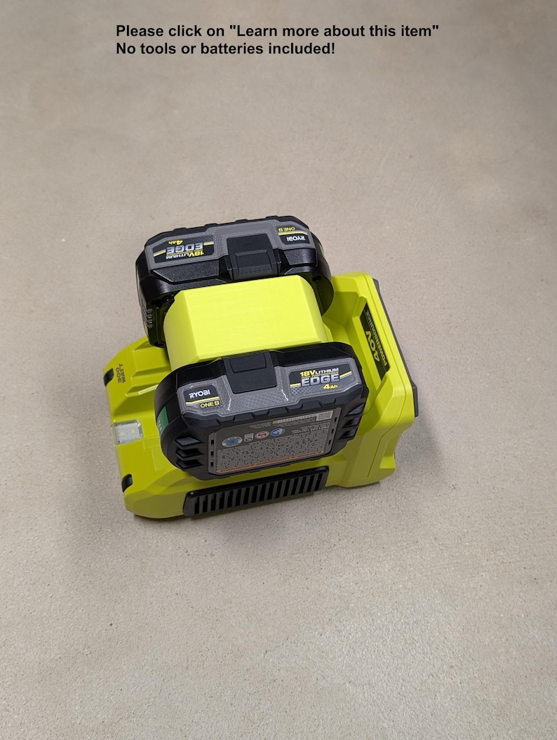 K&ouml;nnte beinhalten: Ein gelbes und schwarzes Ryobi 40V Lithium-Ionen-Batterieladeger&auml;t mit zwei &uuml;bereinander gestapelten Batterien. Die Batterien sind mit "Ryobi ONE+ EDGE 4.0Ah" beschriftet.