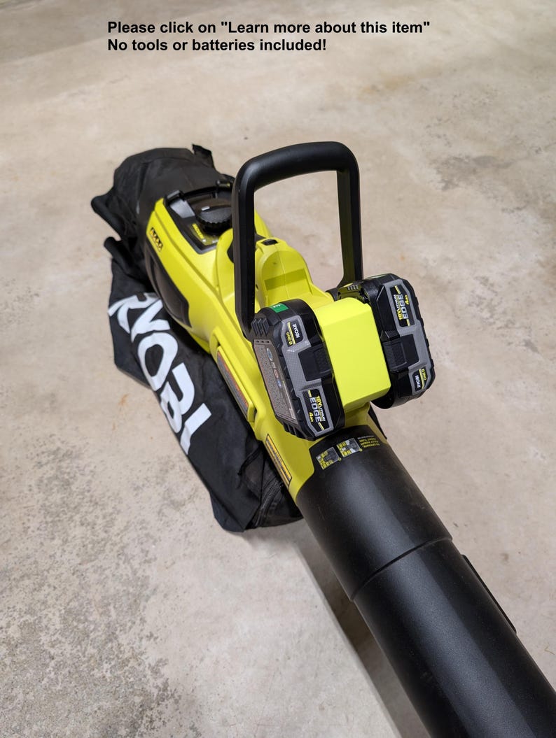 K&ouml;nnte beinhalten: Ein gelber und schwarzer Laubbl&auml;ser mit einer schwarzen Tragetasche. Der Laubbl&auml;ser hat zwei gelbe Batterien, die daran befestigt sind. Der Text "RYOBI" ist auf der Tragetasche sichtbar. Der Text "Bitte klicken Sie auf "Mehr &uuml;ber diesen Artikel erfahren" Kein Werkzeug oder Batterien enthalten!" ist &uuml;ber dem Bild sichtbar.