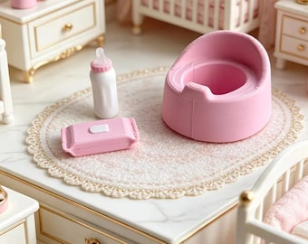 Miniatyr dockhus, potta, våtservetter och nappflaska, rosa och vitt, skala 1/12