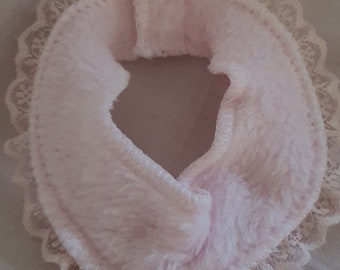 Bavoir pour poupée rose Bavoir rose avec bordure en dentelle blanche Convient aux poupées de 30 cm 30 cm Fermeture velcro