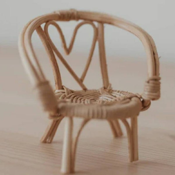 Accessoires de maison de poupée miniature chaise en rotin en osier de rotin avec coeur d'amour à l'échelle 1:12 taille miniature