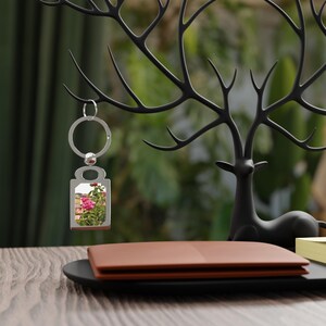 Llavero con foto personalizado rectangular con rosa trepadora alta / Llavero con foto personalizado estilo placa de identificación natural / Estética floral