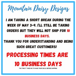 Op de afbeelding: Witte achtergrond met blauwe rand en tekst. De tekst luidt "Mountain Daisy Designs". Er wordt een korte pauze van 3-9 mei aangekondigd, met een verwerkingstijd van 10 werkdagen voor bestellingen.
