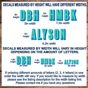 Op de afbeelding: Afbeelding met voorbeelden van stickers met verschillende breedtes en hoogtes. De tekst bevat metingen in inches voor hoogte en breedte, zoals "3in height" en "5in width". De tekst bevat ook de woorden "DBH", "HMBK" en "ALYSON".