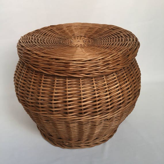 round seagrass basket with lid