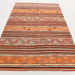 Tappeto Kilim turco vintage 6x9: tappeto per soggiorno tessuto a mano nei colori rosso, marrone e arancione.
