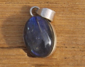 Round pendant in silver 925 and labradorite, semi precious stone.