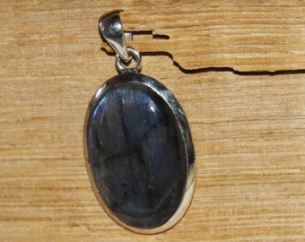 Oval pendant in silver 925 and labradorite.