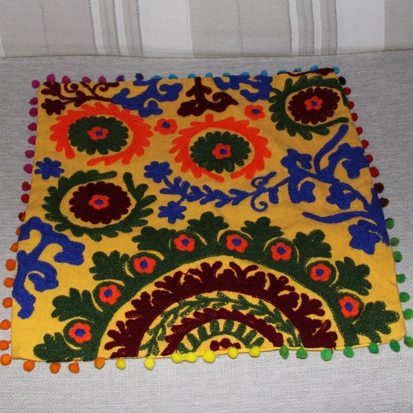 Housse de Coussin ethnique carré multicolore, brodée avec pompons.