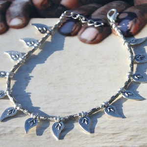 Ankle, Foot bracelet in silver-coloured metal.