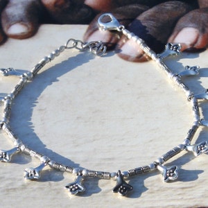 Ankle, Foot bracelet in silver-coloured metal.