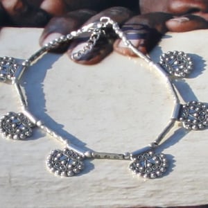 Ankle, Foot bracelet in silver-coloured metal.