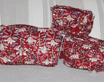 Three sizes of quilted toilet bags, jewelry storage pouch, make-up, medications.