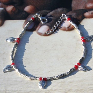 Ankle, Foot bracelet in silver-coloured metal.