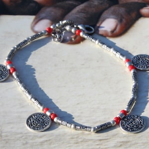 Ankle, Foot bracelet in silver-coloured metal.