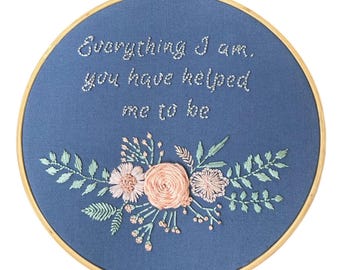 Aro de bordado floral personalizado / Recuerdo bordado a mano para mamá