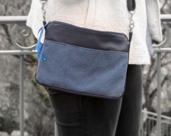 Small navy blue bag (26cm x 18cm x 2cm) to wear slung over the shoulder, Casual chic shoulder strap clutch, Blue bi-material shoulder strap clutch