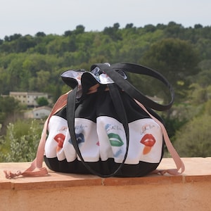 Sac boule noir et multicolore, Dessin de bouches rouges oranges bleues et vertes, Sac denim noir, Grand sac bourse, Sac boule noir