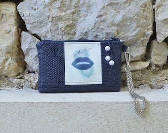 Pochette bleu marine (15cm x 20cm) avec une bouche glamour, peau dragon de Komodo bleu, Doublure avec des bouches bleues, cadeau elle