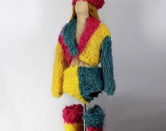 Ensemble en fausse fourrure sherpa color block : veste, hot pants, chapeau et surbottes