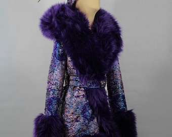 Manteau en brocart en fausse fourrure style années 20 avec ceinture et chapeau cloche : Mode Art déco