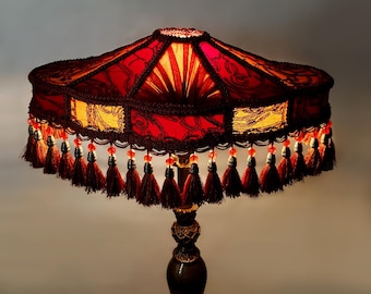Abat-jour victorien : velours rouge et brocart doré, style Art nouveau