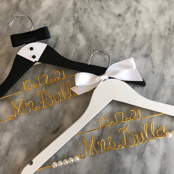 Set of 2 Mr and Mrs hanger with date Bride and groom hangers, Bridal shower Gift, Bridesmaids hanger,Personalized Bridal