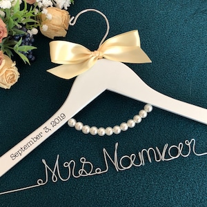 Personalized Bridal Hanger with pearl,Customized Hanger,Wedding Gift,Wedding Hanger, Bridal shower Gift, Bridemaids hanger