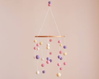 Móvil de bolas de fieltro, Móvil para cuna rosa y lila, Móvil de bolas lana cardada, Móvil para cuna niña, Decoración pared de niña lila