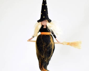 Bruja hecha en lana, Bruja inspiración Waldorf, Regalo bruja con escoba, Bruja de colección, Bruja color negro y naranja