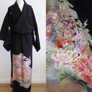Könnte beinhalten: Ein schwarzer Kimono mit einem floralen Muster in Rosa-, Lila- und Goldtönen. Der Kimono ist aus Seide und hat ein traditionelles japanisches Design.