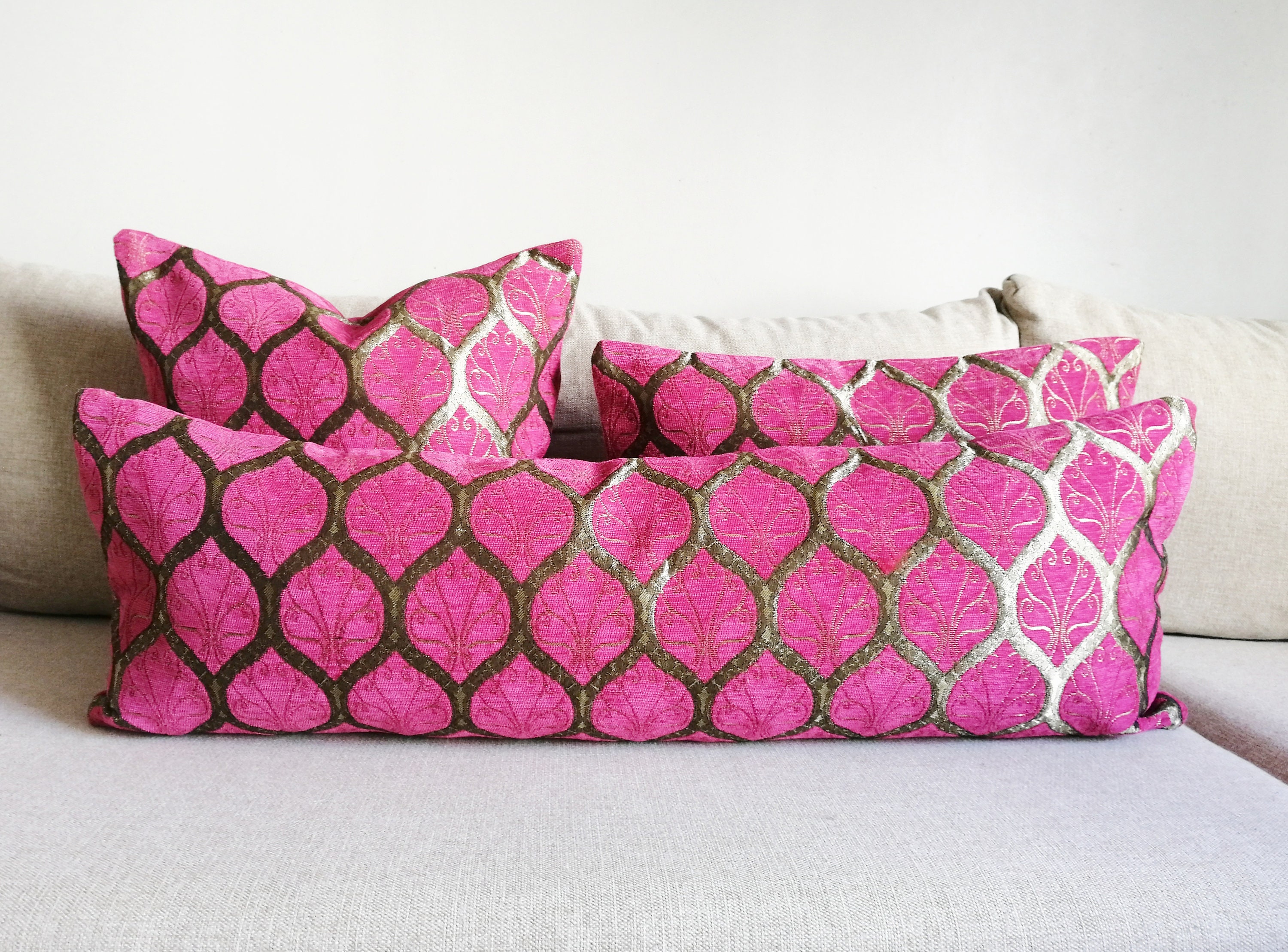 Small Happy Pillow in Velvet Fuchsia from Lo Decor for sale at Pamono