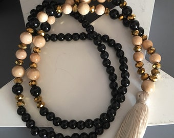 collier sautoir Bohème-chic ! en perles bois coloris "naturel" et noir pompon  beige