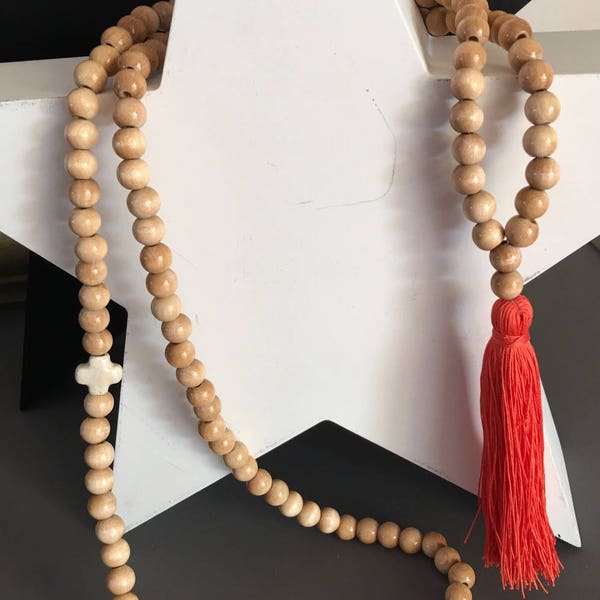 collier sautoir bohème en perles bois coloris "naturel" pompon corail