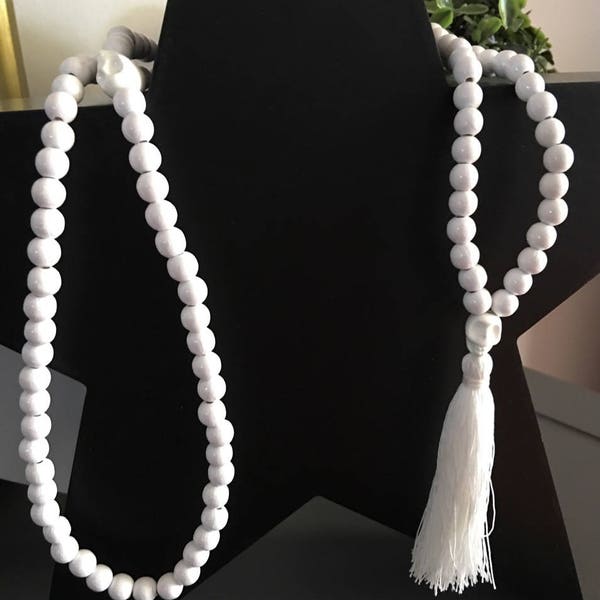 collier sautoir Bohème en perles bois coloris "Blanc " tete de mort ceramique "blanc" et pompon assorti