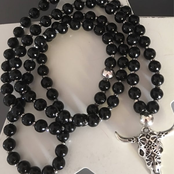 Collier Sautoir bohème en Perles bois "noire" et pendentif "tête de buffle" travaillé argenté