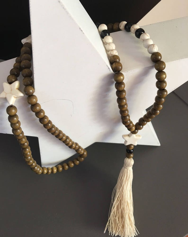 Sautoir Collier Perles Boho – Bois, Marbre, Pierre Étoile & Pompon Rose Fluo – 106 Cm