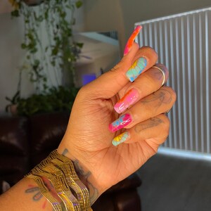 Prensa tie-dye nas unhas