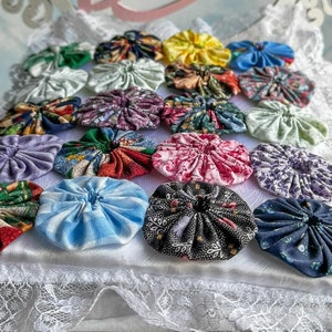 Yoyo-quilt poppenbed, 1:6 poppenbeddengoed, jojo-quilt, patchwork-quilt voor poppen, beddengoed voor modepoppen, houten poppenbed, roze poppenbed