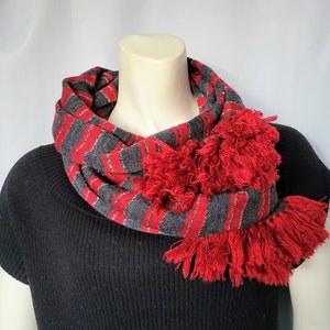 SK&COMPANY Ullhalsduk/Lång vintermjuk och varm rödgrå silverfärgad remmönster halsduk/Sällsynt vintagehalsduk med fransar/Present till henne/Nr 821