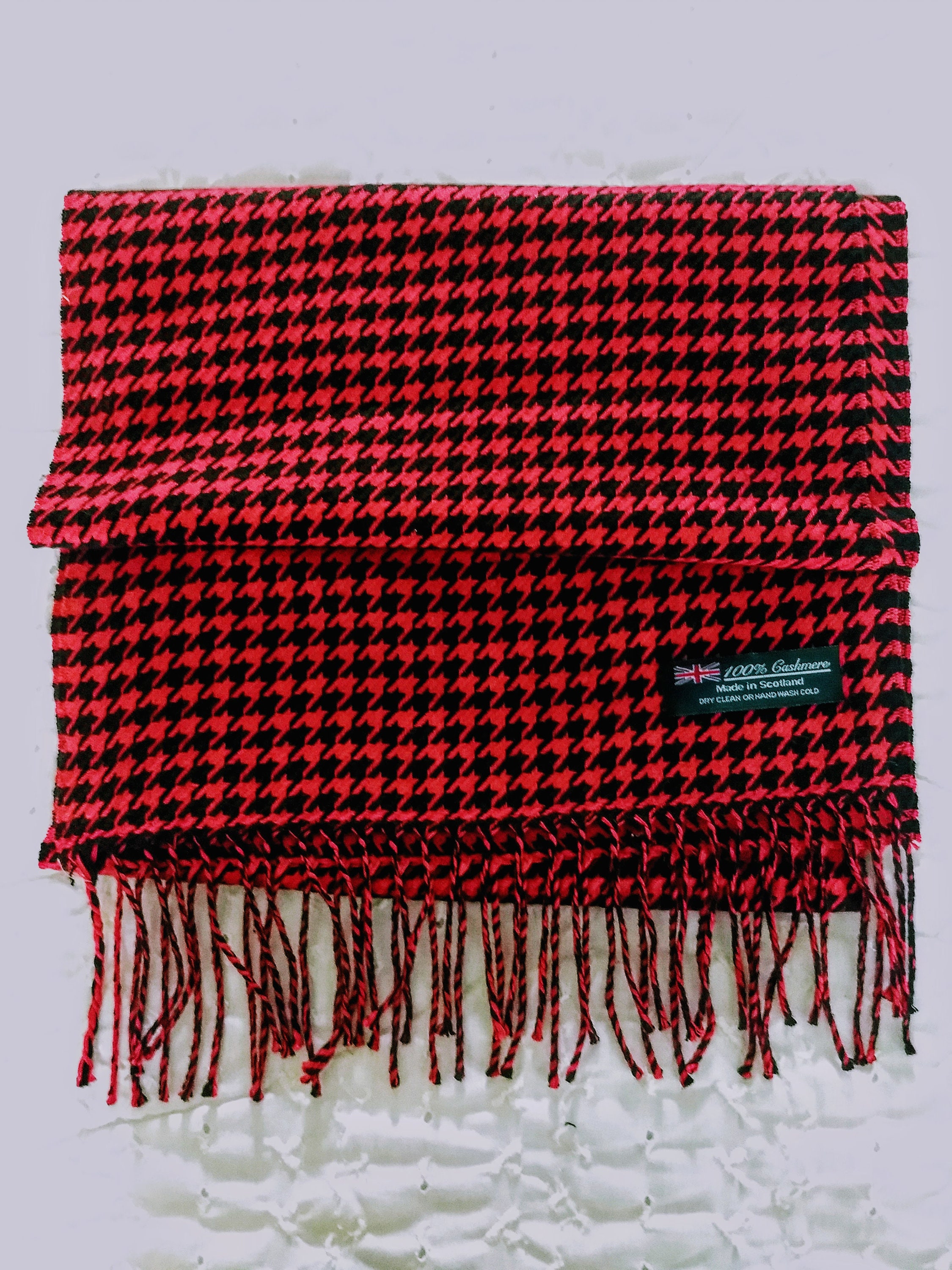 100% CASHMERE Made in Scotland/red and Black Hounstooth Scarf