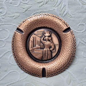 Vintage italienskt askfat i koppar/RICORDO D'ABRUZZO präglad dekorscen hamrad textur samlarobjekt mitten av århundradet dekorerad askfat gåva/nr 106