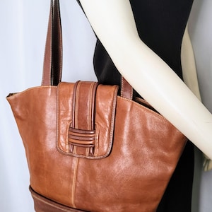 HALLAZGO EXTRAÑO/BOLSO DE MANO GRANDE DE PIEL COÑAC DISEÑO ITALIANO/BOLSO DE MANO ÚNICO VINTAGE CON DOBLE ASA DECORADA EN EL ANTERIOR EN COLOR TAN/032