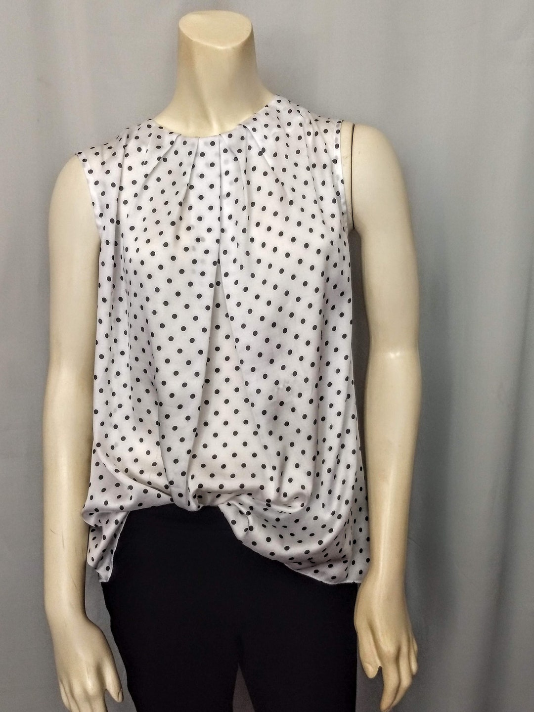 JONES NEW YORK Polka Dots Sleeveless Blouse/white Polka Dots Silky