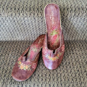 RARE FIND/Unique Slip-On Mules Shoe/Brown Leather Floral imprinted Pattern Leather Lining Round Toe Small Heel European Brand/Size 9/No.051