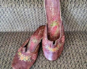 SELTENE FIND / Einzigartige Slip-On Pantoletten Schuh / Braunes Leder Floral geprägtes Muster Leder Futter Runde Spitze Kleine Ferse Europäische Marke / Größe 9 / No.051