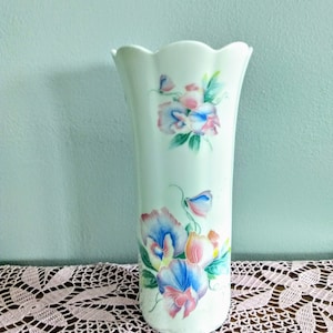 AYNSLEY Porcelain Floral Vase/Collectible White Bone China Vase with Pastel Blue & Pink Little Sweetheart Flowers/Housewarming Gift/No.952