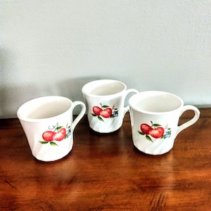 Corning Ware Coffee Mug Set of 3/White Swirl Corning Corella  Coffee Cup with Fruit Design Peach and Pear Chutney Pattern Mugs/No.679