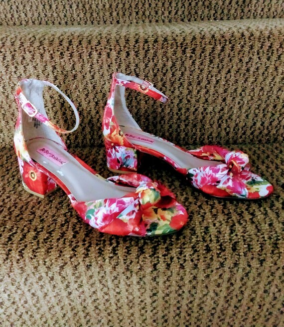 red sandals size 8